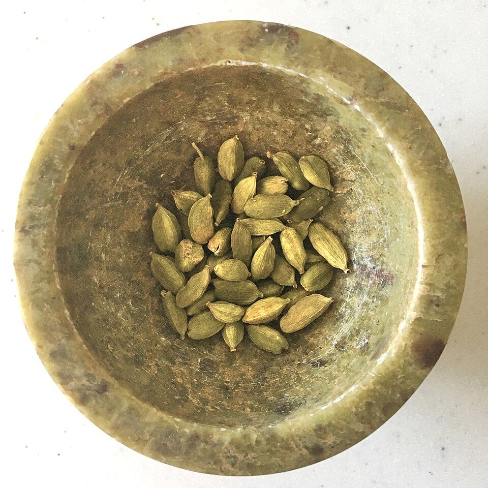 Green cardamom pods