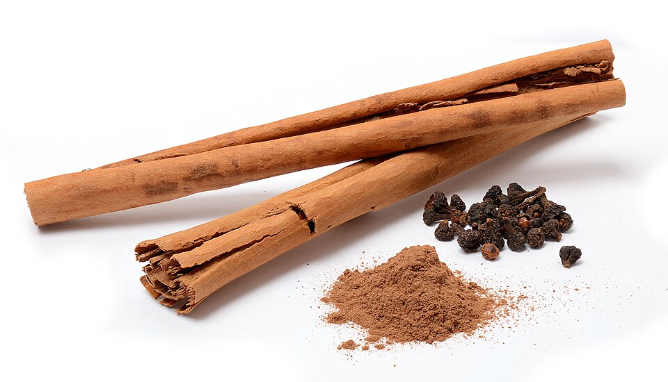 Cinnamon sticks and powder